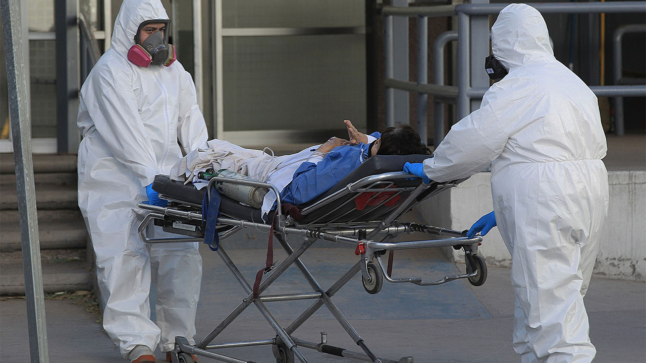 Paramédicos ingresan a un enfermo con síntomas de la covid-19 al Hospital General en Ciudad Juárez, estado de Chihuahua (México). EFE/Luis Torres/Archivo