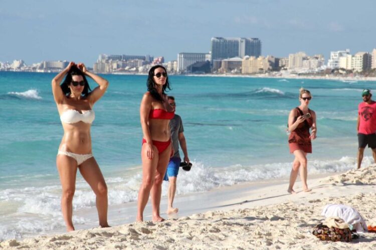 Cancún.- Ante las condiciones de calurosas a muy calurosas que se pronosticaron para este fin de semana en la mayor parte de la Península de Yucatán, permitió que miles de turistas nacionales y extranjeros disfruten de las Playas de la Zona Hotelera de esta ciudad