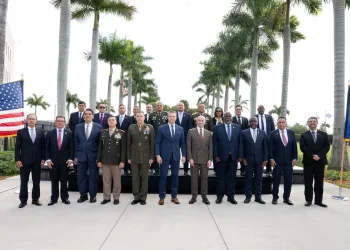 Fotografía divulgada por el Departamento de Guerra de Estados Unidos donde aparece su titular, Pete Hegseth (c), posando junto a integrantes de delegaciones de países latinoamericanos, durante la conferencia de las 'Américas contra los carteles' celebrada este jueves en Doral, Florida (EE.UU.). EFE/Departamento de Guerra de EEUU /SOLO USO EDITORIAL /NO VENTAS /SOLO DISPONIBLE PARA ILUSTRAR LA NOTICIA QUE ACOMPAÑA /CRÉDITO OBLIGATORIO